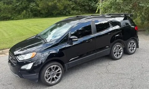 Chiếc Ford EcoSport 'dị hợm' với 6 bánh xe đang được bán đấu giá siêu rẻ