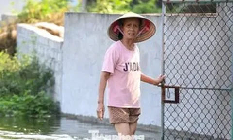 Sau 5 ngày, ‘rốn lũ’ Hà Nội vẫn mênh mông nước