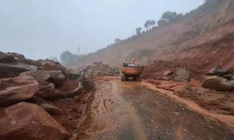 Hàng trăm khối đất đá tràn xuống, Quốc lộ 28 qua Lâm Đồng tê liệt