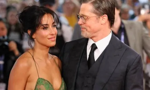 Bạn gái kém 27 tuổi của Brad Pitt hở bạo hiếm thấy