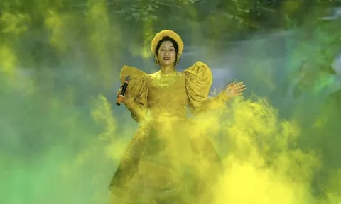 NSƯT Hương Giang trong trang phục của NTK Thạch Linh