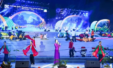 NSƯT Hương Giang để lại những ấn tượng đặc biệt qua Chương trình Nghệ thuật "Sắc Xuân Đất Việt 2024"