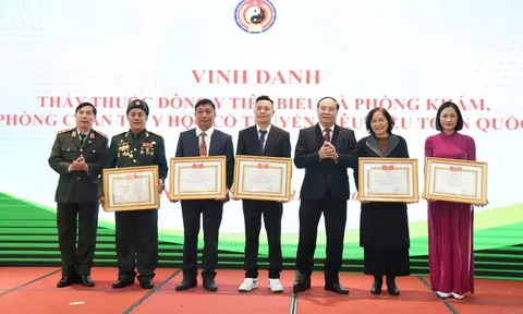 TS Danh dự, lương y Hoàng Văn Toàn nhận Danh hiệu “Thầy thuốc Đông y tiêu biểu toàn quốc” và “Phòng khám Chuyên khoa Y học cổ truyền phòng chẩn trị y học cổ truyền tiêu biểu toàn quốc”